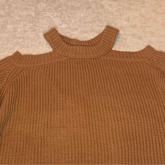 Gold Women Cold Shoulder Long Sleeve Sweater Open Back Chunky Knit Size Medium - Picture 4 of 8